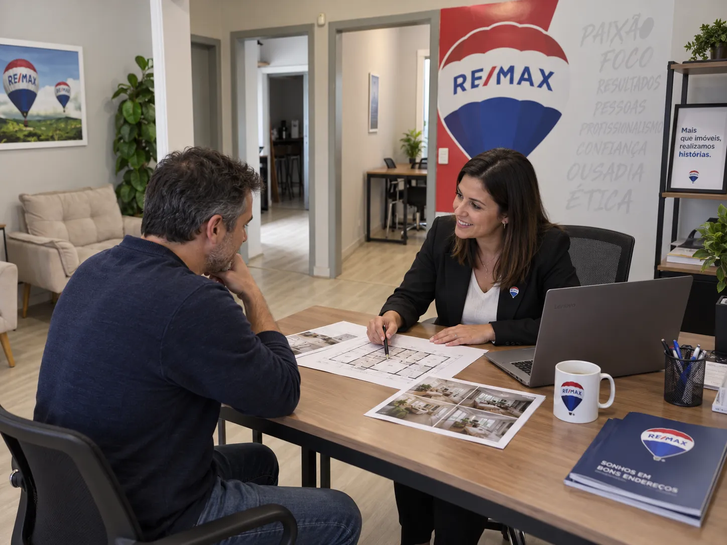 Corretora da Casa Delta apresentando uma planta de imóvel a um cliente.