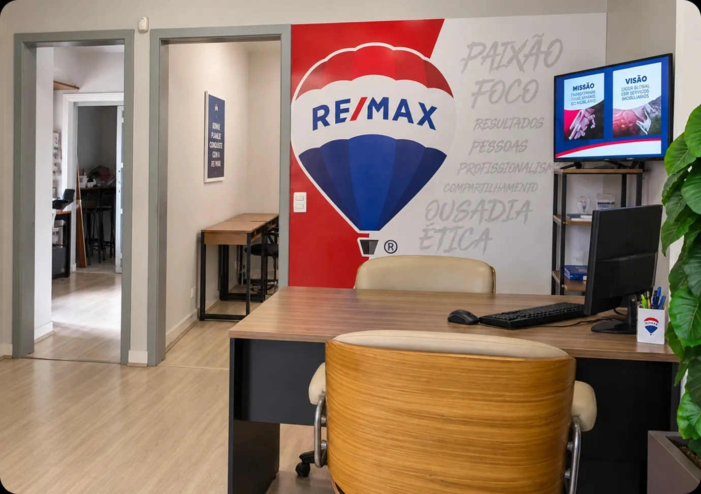 Escritório da Casa Delta com a identidade da rede REMAX.