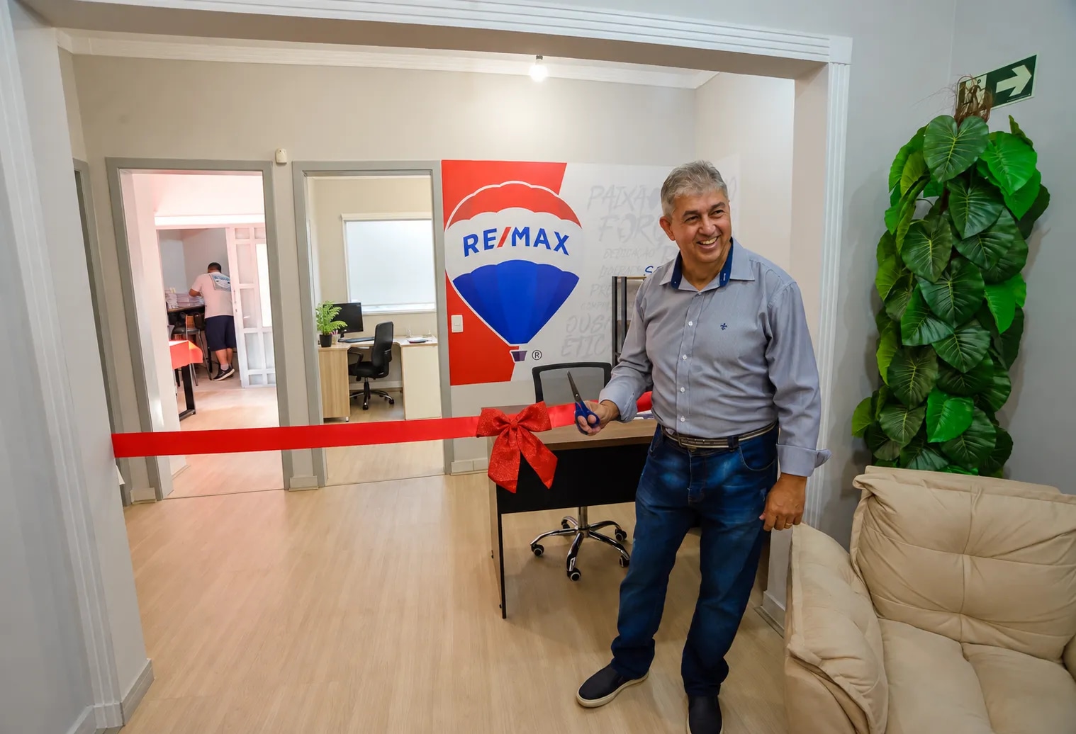 Inauguração da Casa Delta como franquia REMAX, com corte da fita na imobiliária
